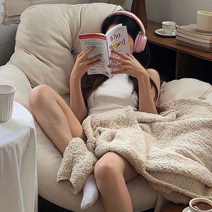 奶大陰户毛茸茸的
